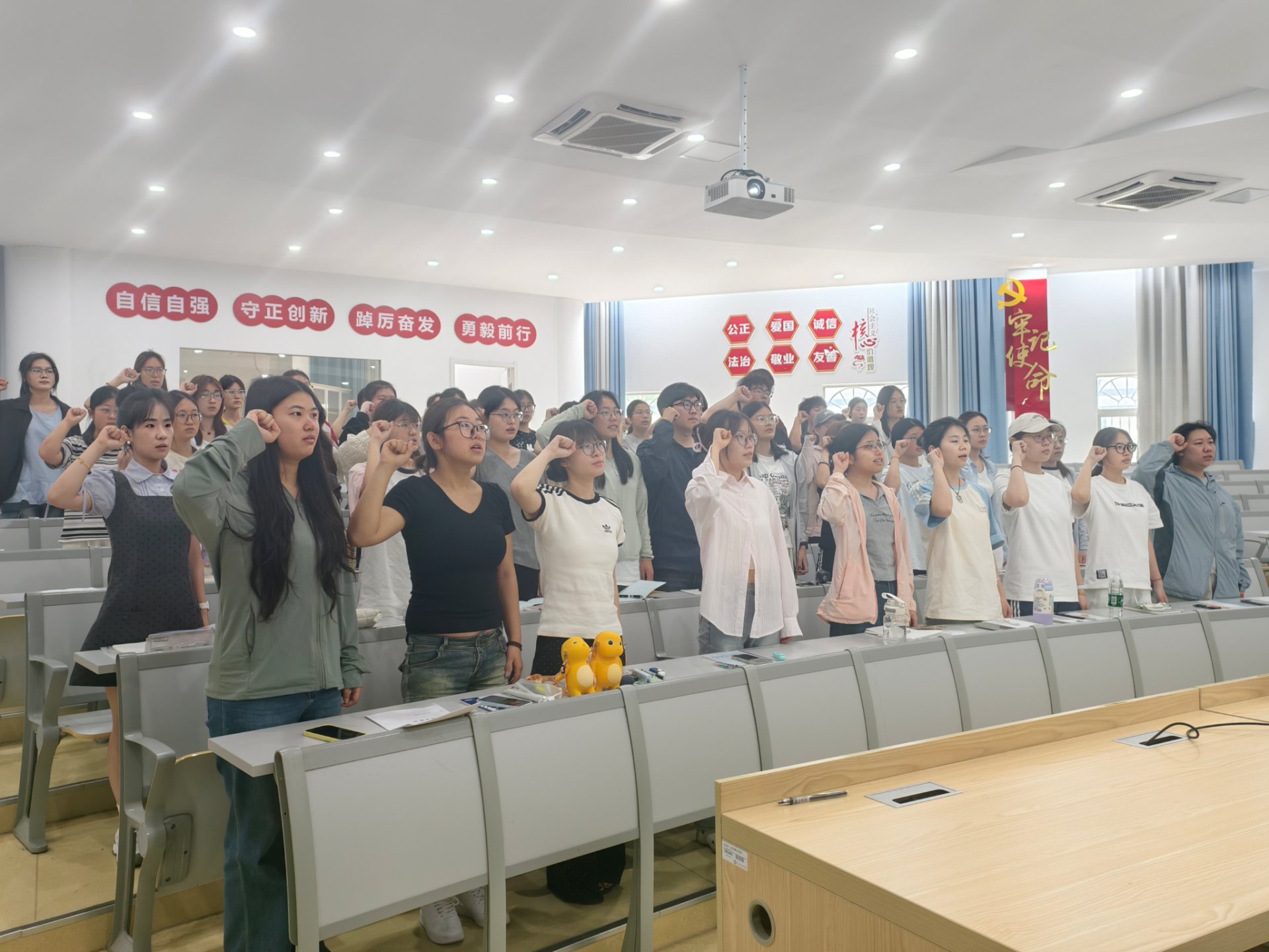 引导学子坚定理想信念