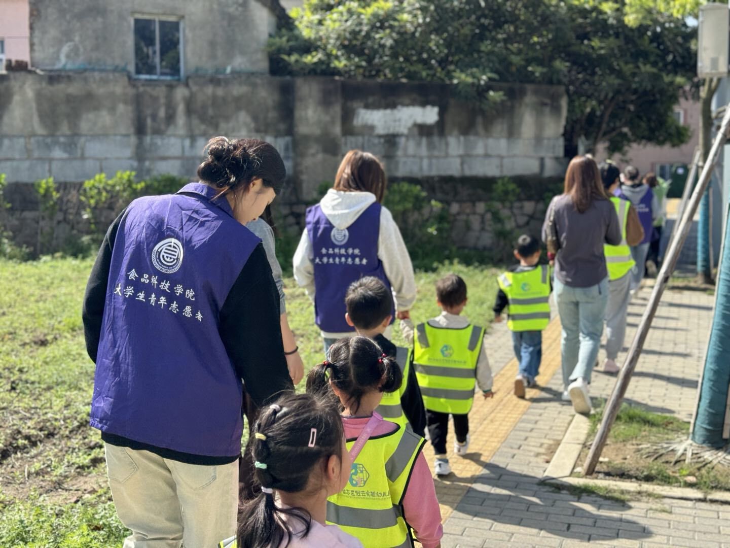 入党积极分子携手冠云幼儿园的小朋友们