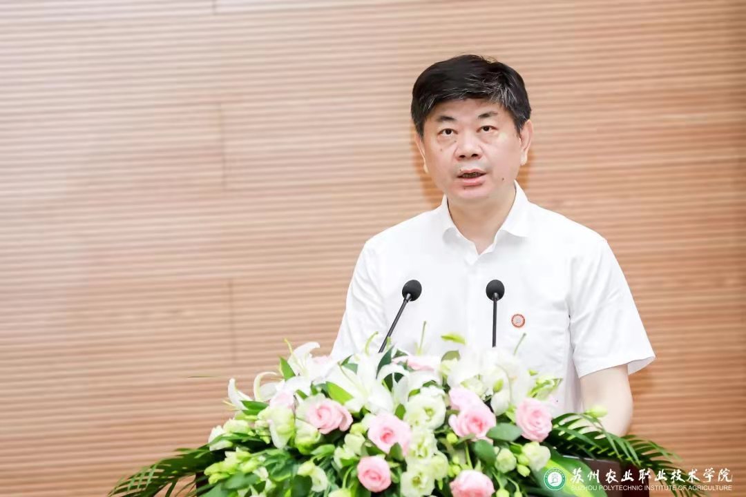 2021届毕业生毕业典礼在课耕楼报告