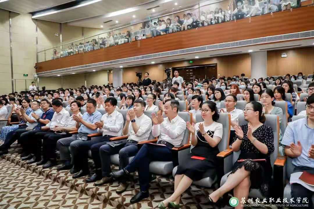 因此苏士利校长为毕业生代表颁发了毕业