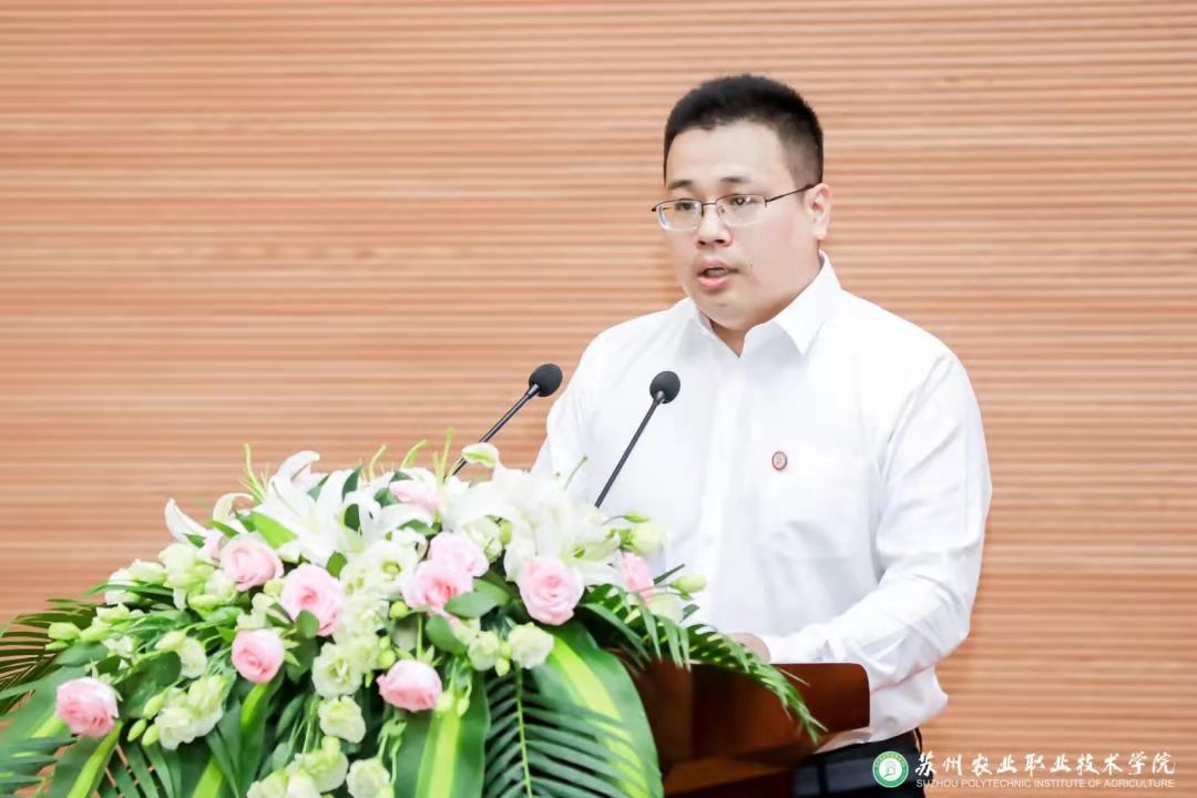 校友和优秀毕业生代表参加了典礼