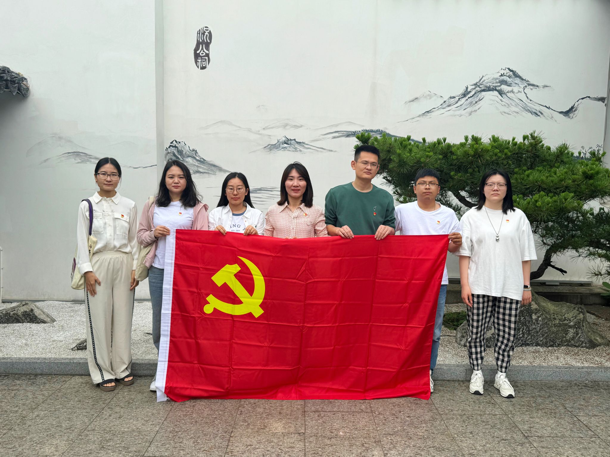 引导师生党员进一步坚定理想信念