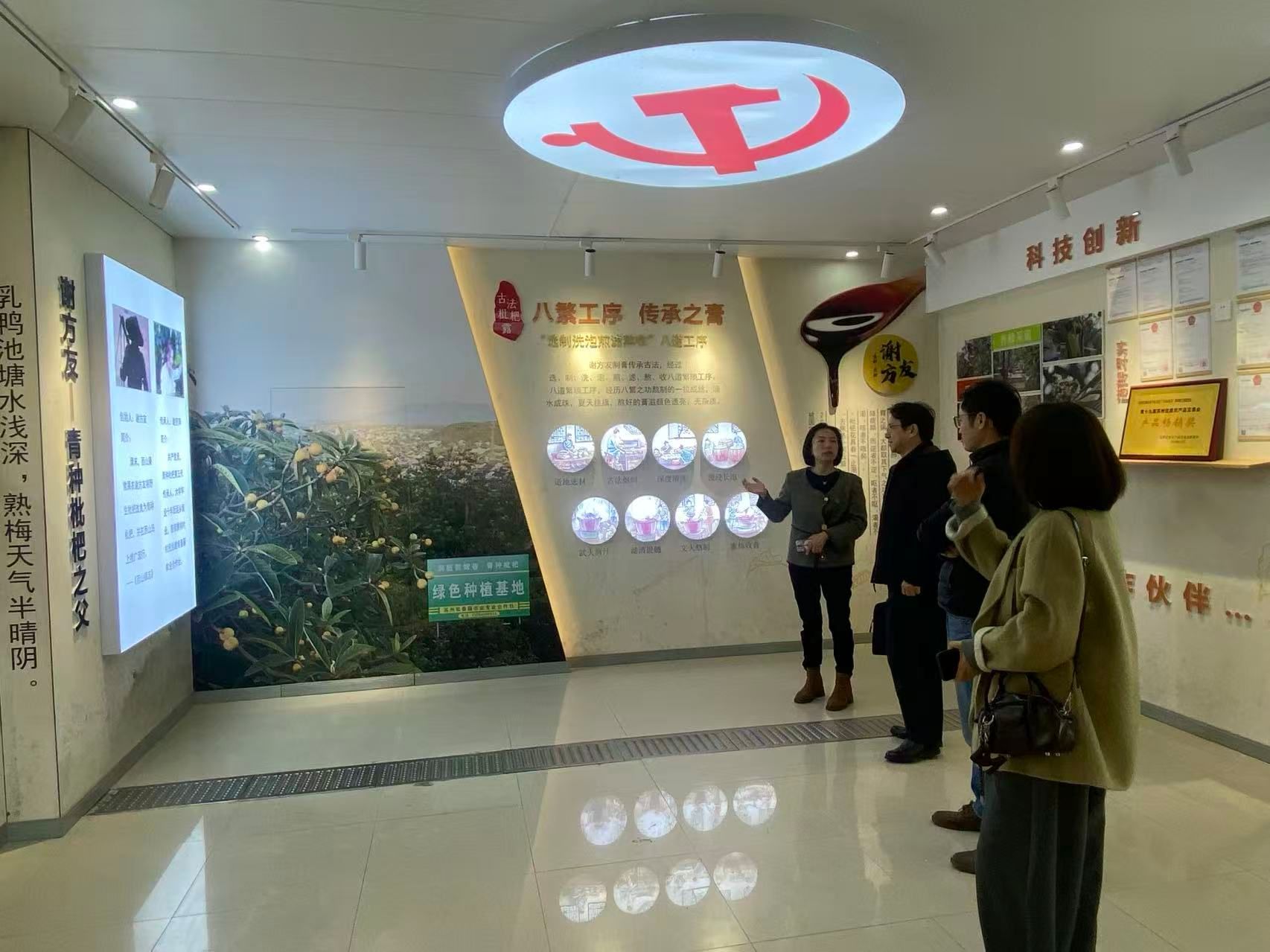 带领农民致富等方面进行探索